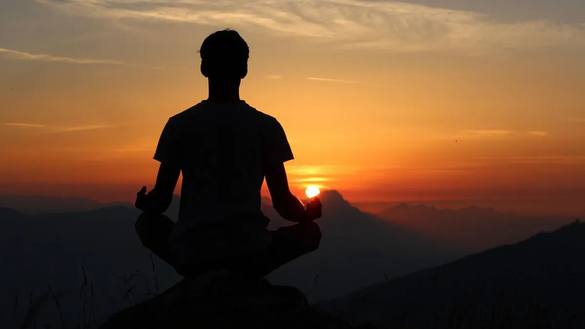 hombre meditando al amanecer