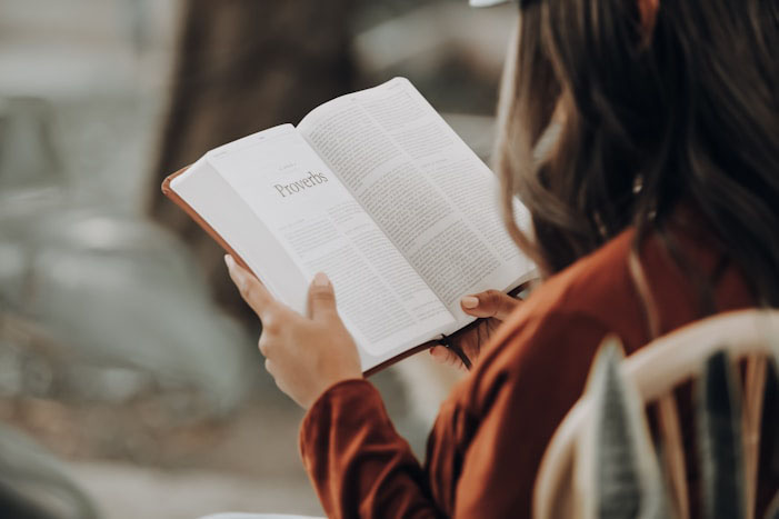 mujer leyendo